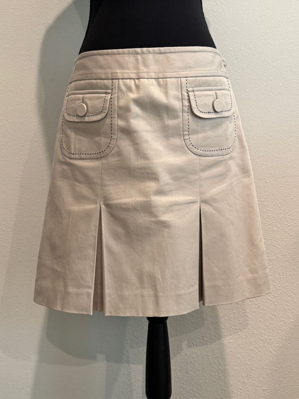 LOFT Front Box Pleat Khaki Mini Skirt, Button pockets, Overstitch Detail; Sz 6